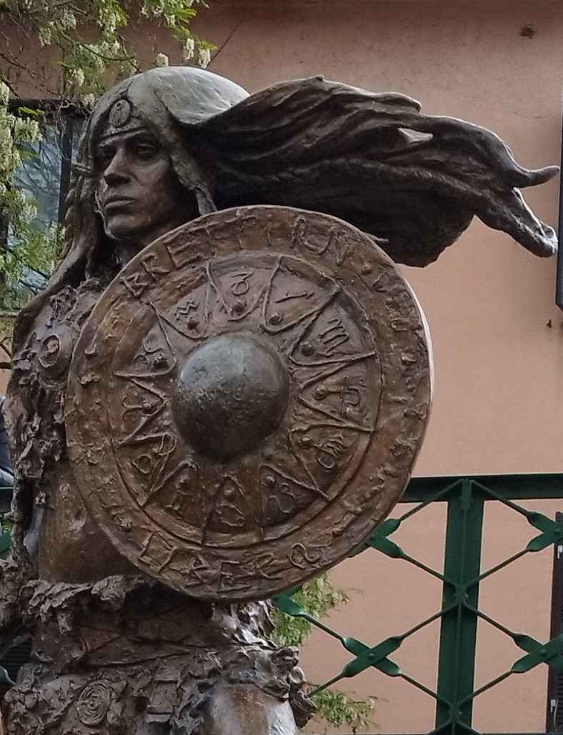 Inaugurata la statua di Donna Brettia ieri 30 Aprile a Cosenza,presente alla cerimonia l’artista spagnola Eva Riquelme Jimenez ,che l’ha realizzata, il Sindaco  Franz Caruso e il Presidente della Commissione Cultura Mimmo Frammartino