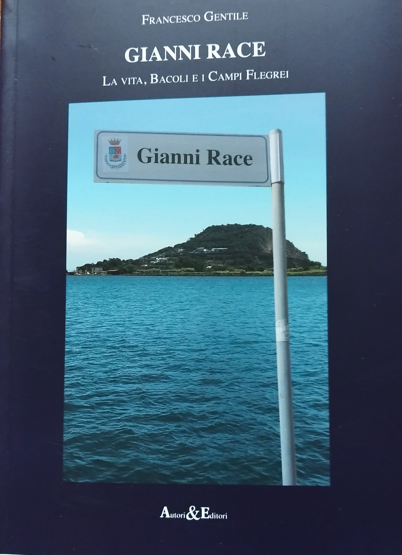 Ieri 3 ottobre 2023 a Bacoli  in una sala gremita della “Cala Moresca”  si è tenuta la presentazione del libro, omaggio di una intera cittadinanza alla figura e alla grande personalità di Gianni Race ,emerito Concittadino che ha saputo con il suo esempio portare avanti i valori del suo Territorio.